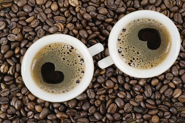 Pour vivre plus longtemps, doit-on boire au moins deux tasses de café par jour?
