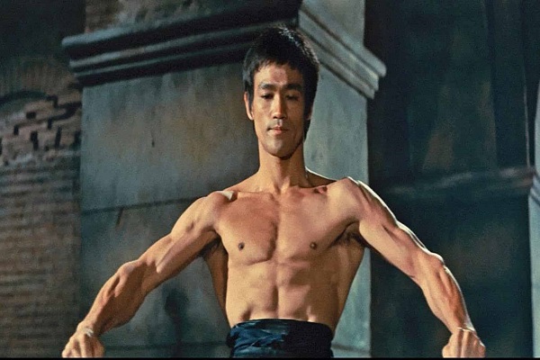 Selon une étude scientifique, Le célèbre acteur Bruce Lee serait mort d'une consommation excessive d'eau 
