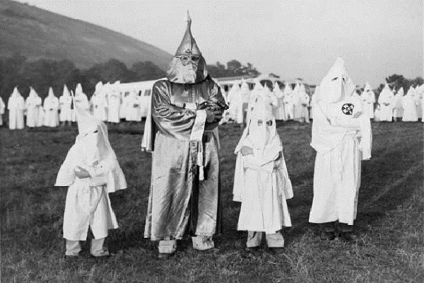 Lire la suite à propos de l’article Le Ku Klux Klan et la fabrique de la haine aux Etats-Unis (partie 2) même avec les enfants (voir photo)